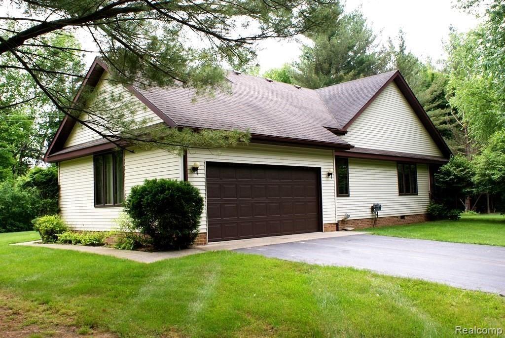 2380 Byers Road Lapeer, MI 48446 - Photo 6 of 76 Side entry garage