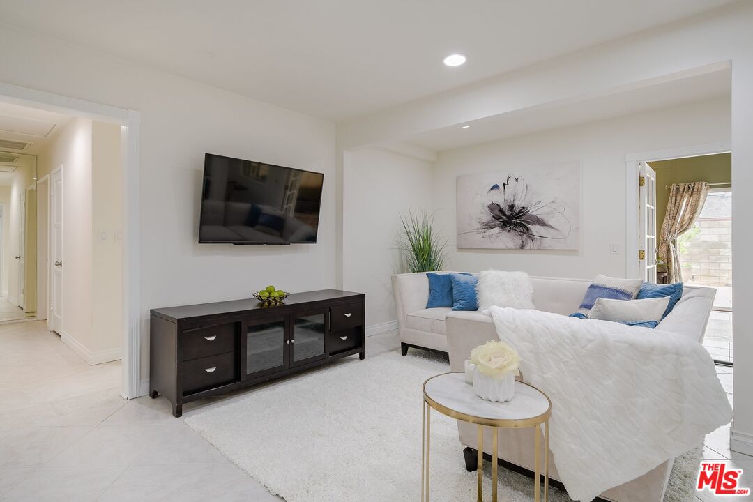 19407 Vose Street Reseda, CA 91335 - Photo 5 of 40 Gallery Image 5
