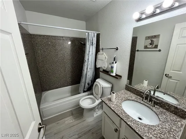 $1,599 | 4961 River Glen Drive, Unit 28, Las Vegas, NV 89103