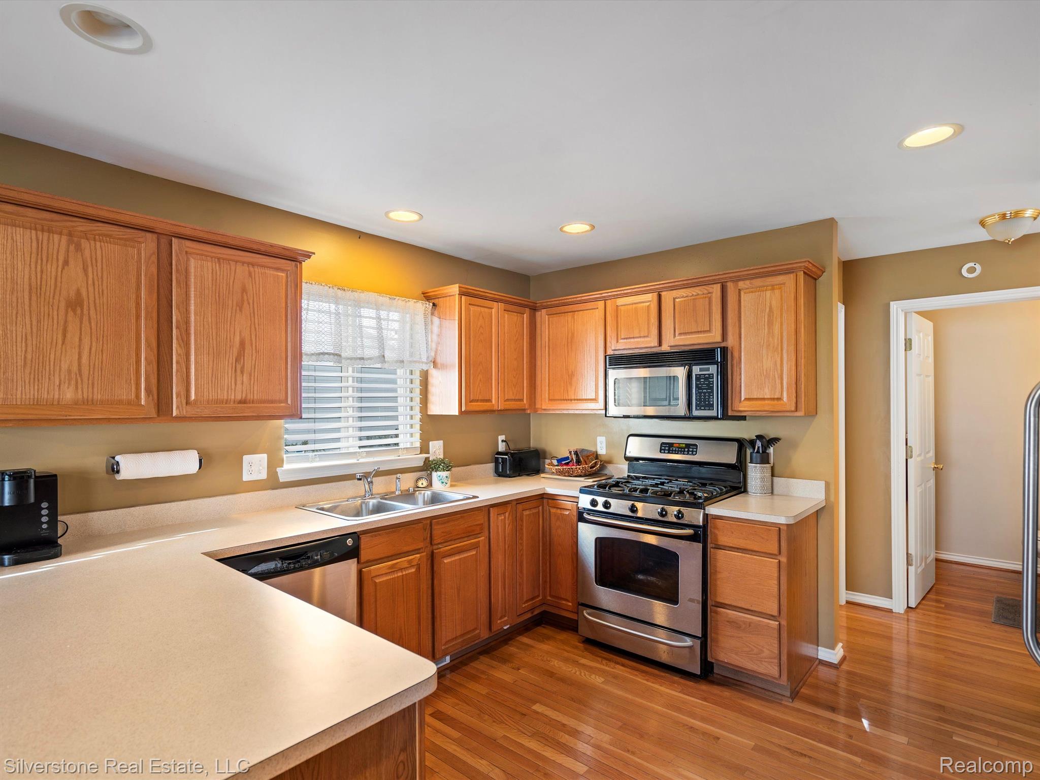 3759 Alida Avenue Rochester, MI 48309 - Photo 11 of 34 Gallery Image 11