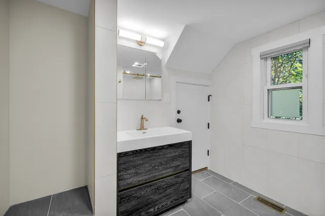 $3,250 | 48 Water Street, Unit 1, Glastonbury, CT 06073