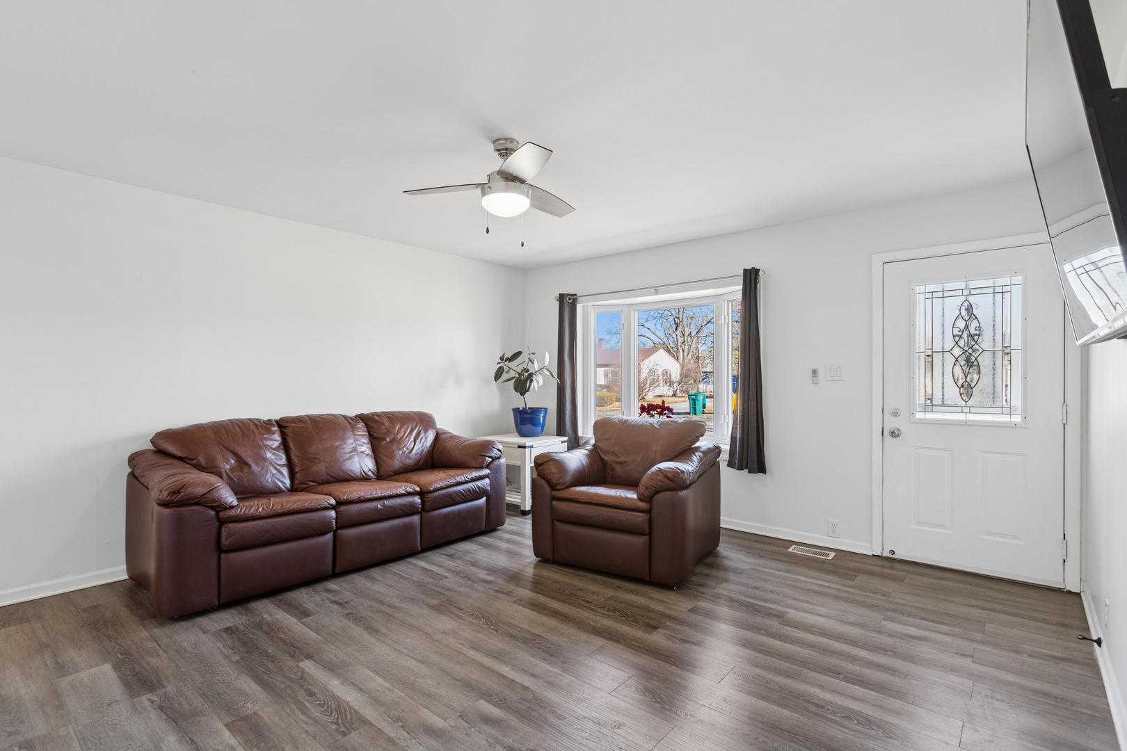 516 Dalhart Avenue Romeoville, IL 60446 - Photo 3 of 19 a living room with furniture and wooden floor