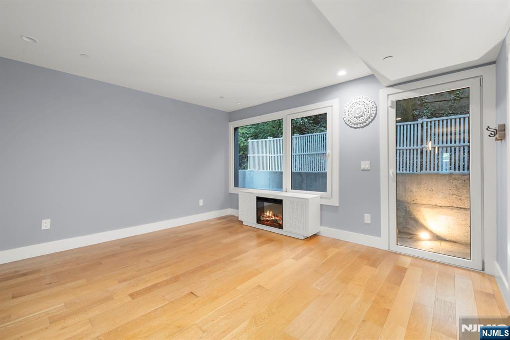 1076 River Road Edgewater, NJ 07020 - Photo 17 of 45