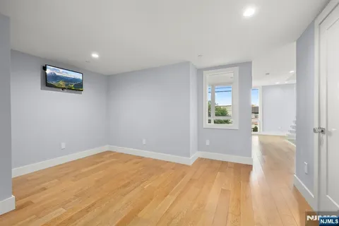 $1,888,888 | 1076 River Road, Edgewater, NJ 07020