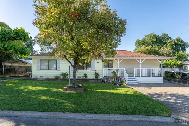 a view of a yard in front of a house