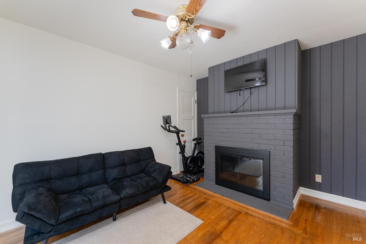 92 Oak Knoll Road Ukiah, CA 95482 - Photo 4 of 29 a living room with furniture and a fireplace