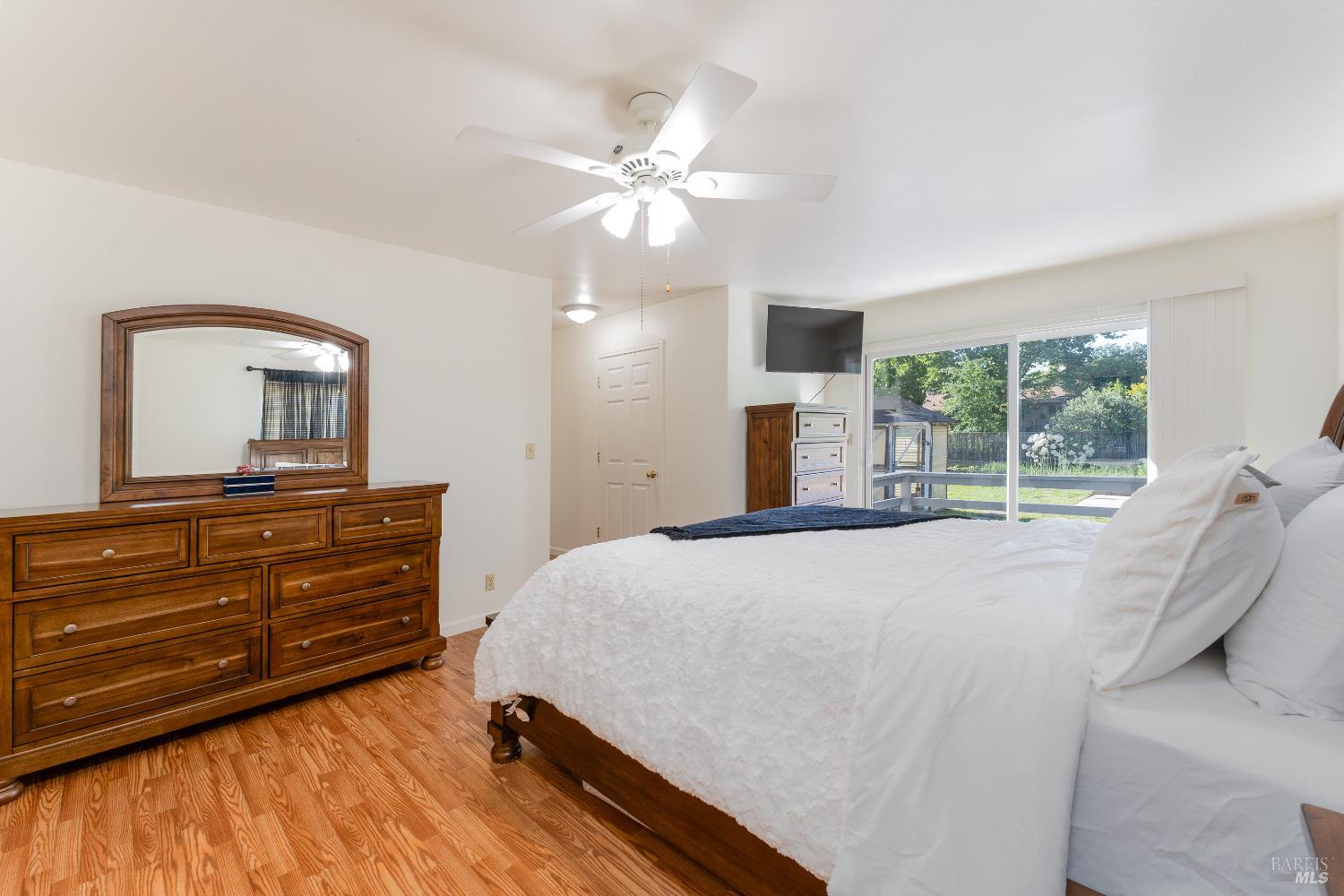 92 Oak Knoll Road Ukiah, CA 95482 - Photo 10 of 29 a bedroom with a bed and a large mirror on the dresser