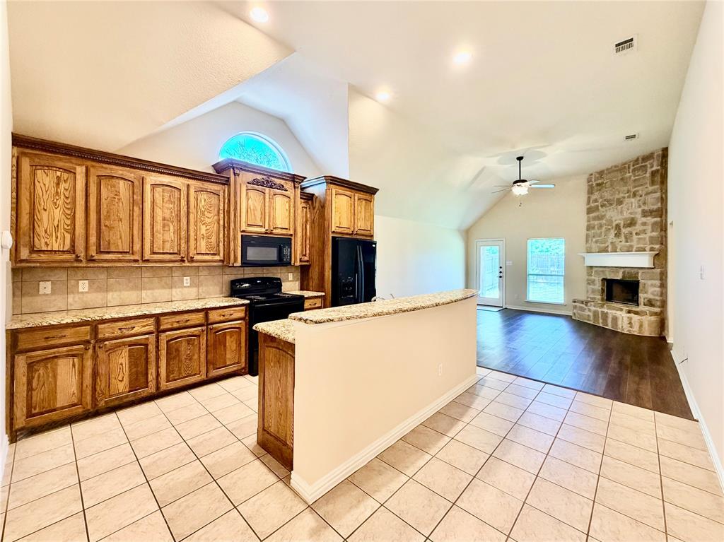 921 Raleigh Path Denton, TX 76208 - Photo 5 of 20