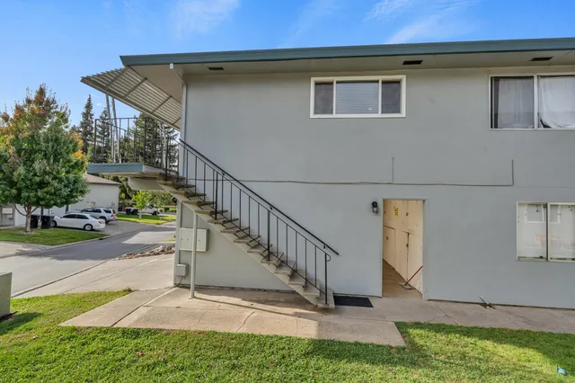 a view of entryway with a front door