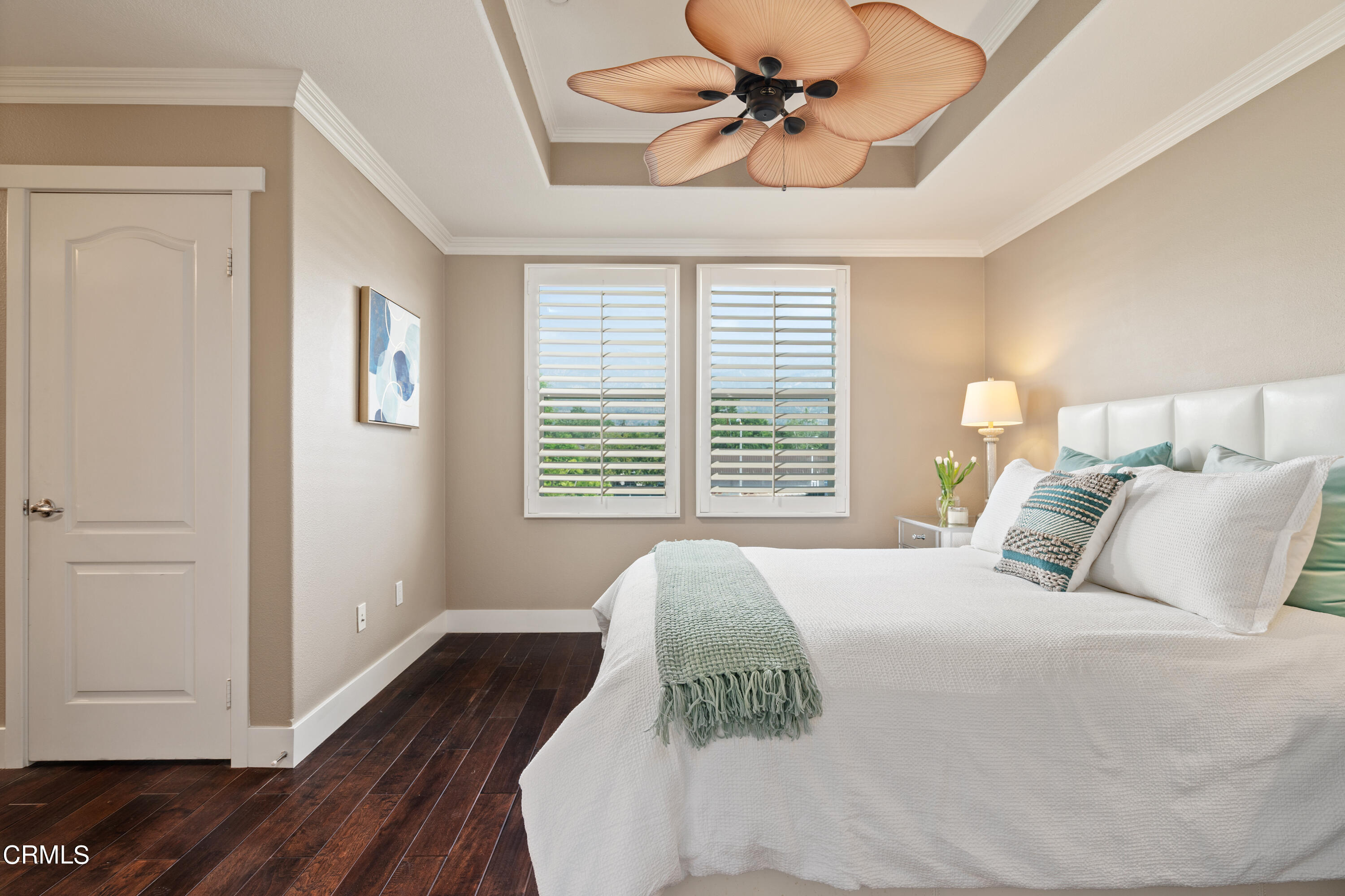 453 North Altadena Drive, Unit 5 Pasadena, CA 91107 - Photo 23 of 36 a bedroom with a large bed and wooden floor