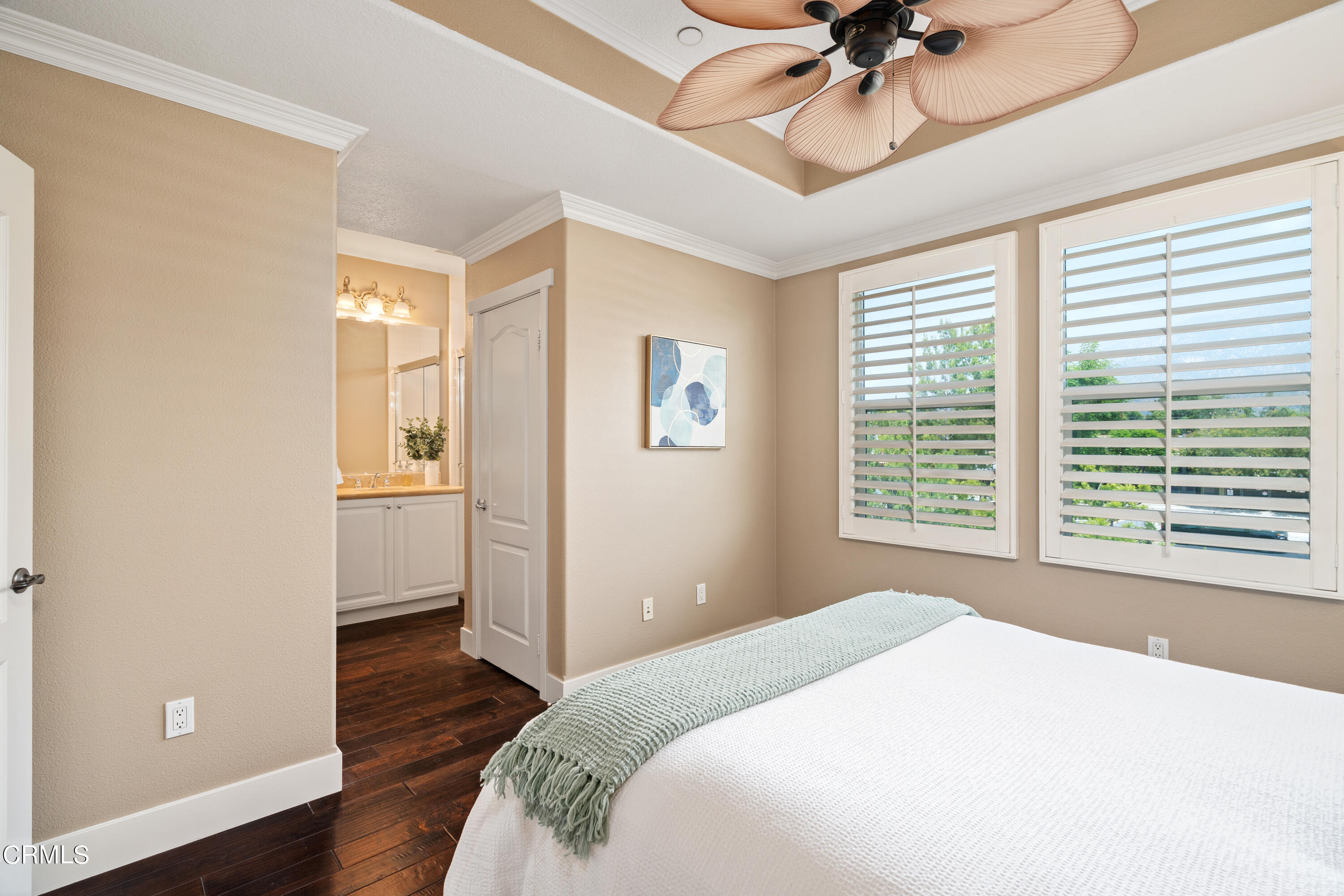 453 North Altadena Drive, Unit 5 Pasadena, CA 91107 - Photo 26 of 36 a bedroom with a bed and a window