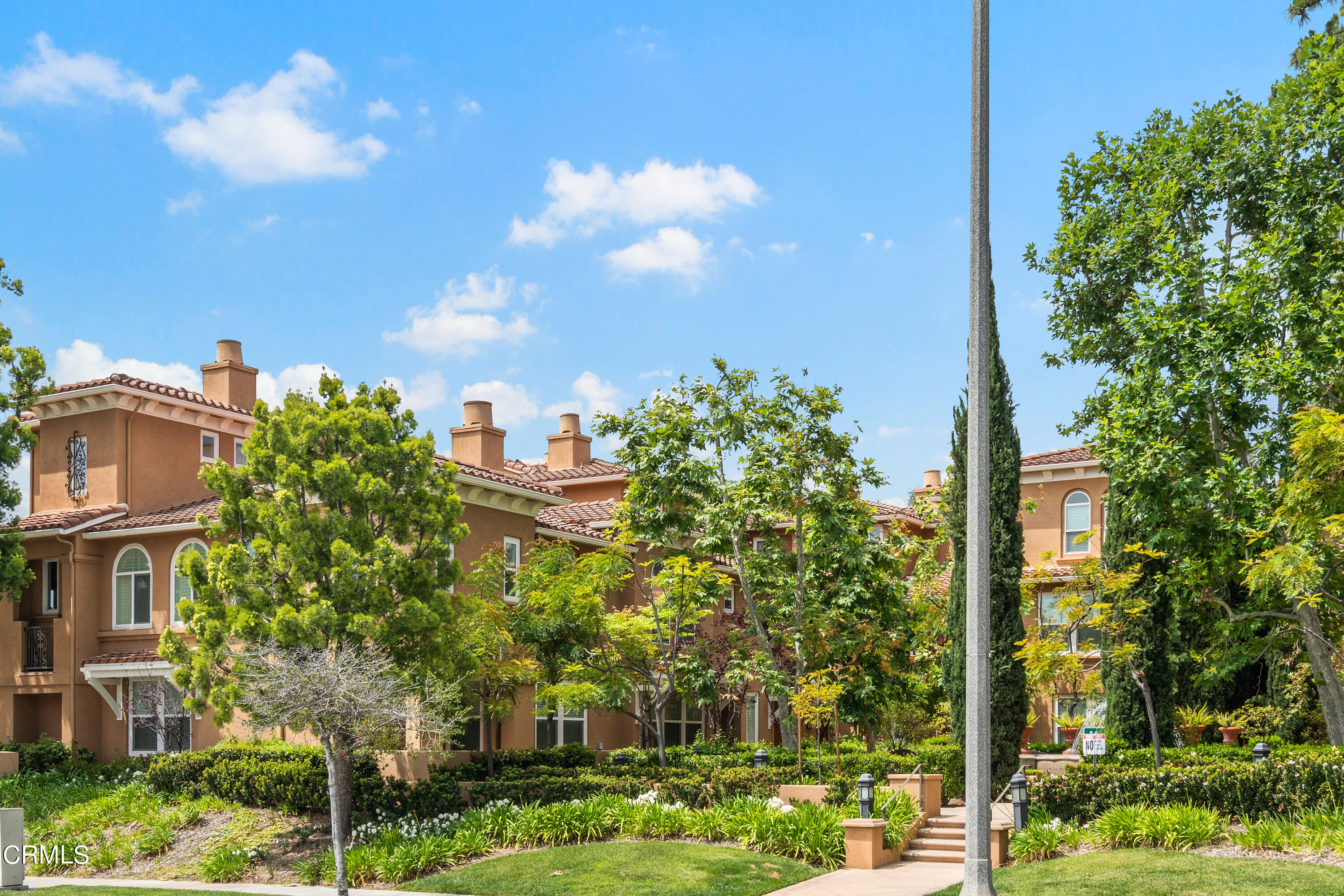 453 North Altadena Drive, Unit 5 Pasadena, CA 91107 - Photo 3 of 36 a front view of a residential apartment building with a yard