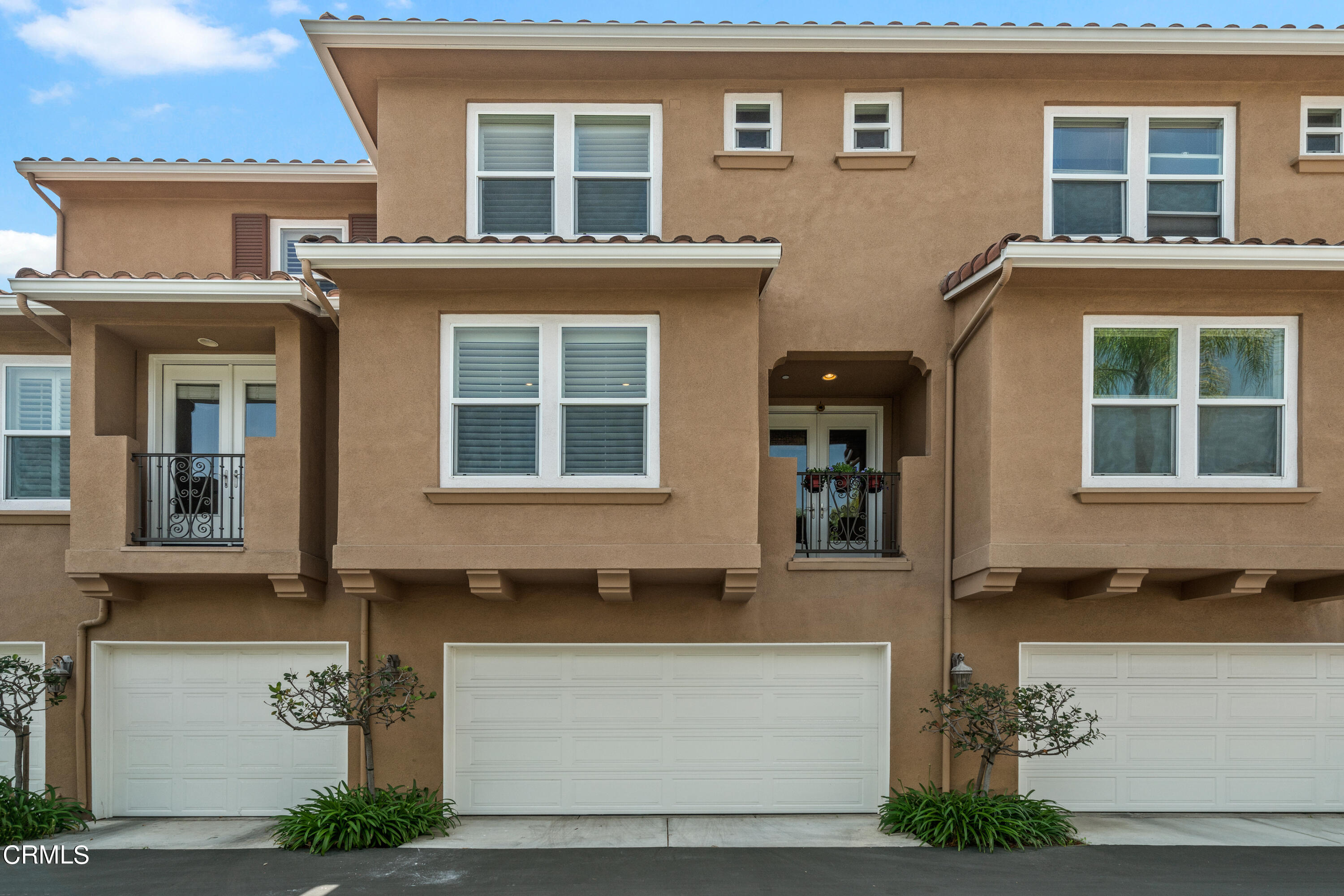 453 North Altadena Drive, Unit 5 Pasadena, CA 91107 - Photo 35 of 36 a front view of a house with large windows