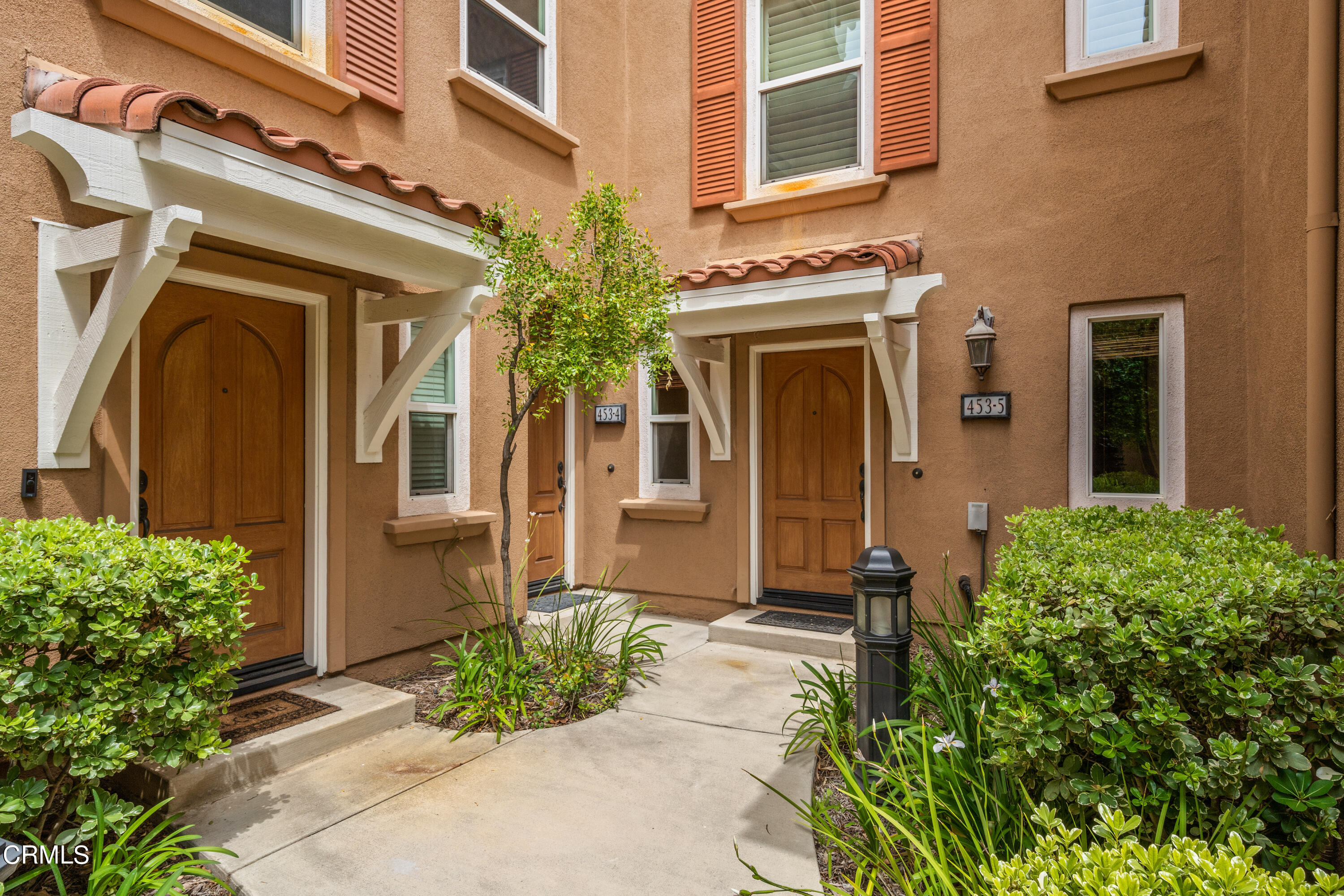 453 North Altadena Drive, Unit 5 Pasadena, CA 91107 - Photo 5 of 36 a front view of a house with a yard