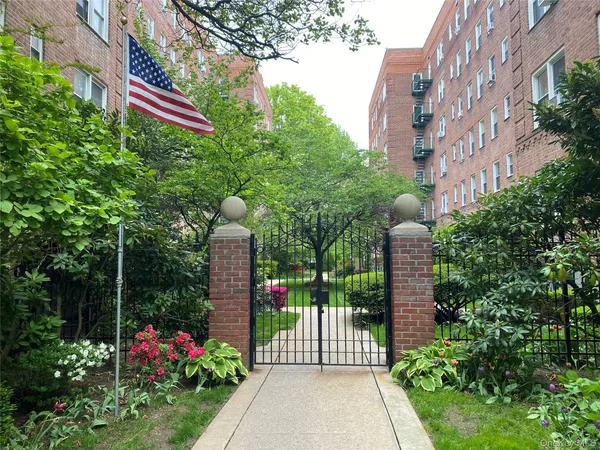 $169,000 | 32 Cathedral Avenue, Unit 6C, Hempstead, NY 11550