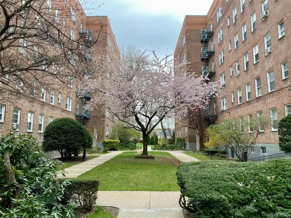 $169,000 | 32 Cathedral Avenue, Unit 6C, Hempstead, NY 11550