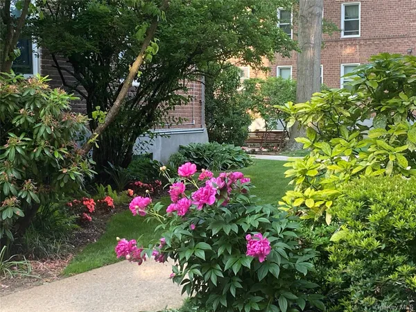 $169,000 | 32 Cathedral Avenue, Unit 6C, Hempstead, NY 11550