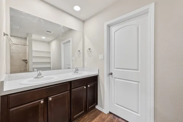 a view of a back yard