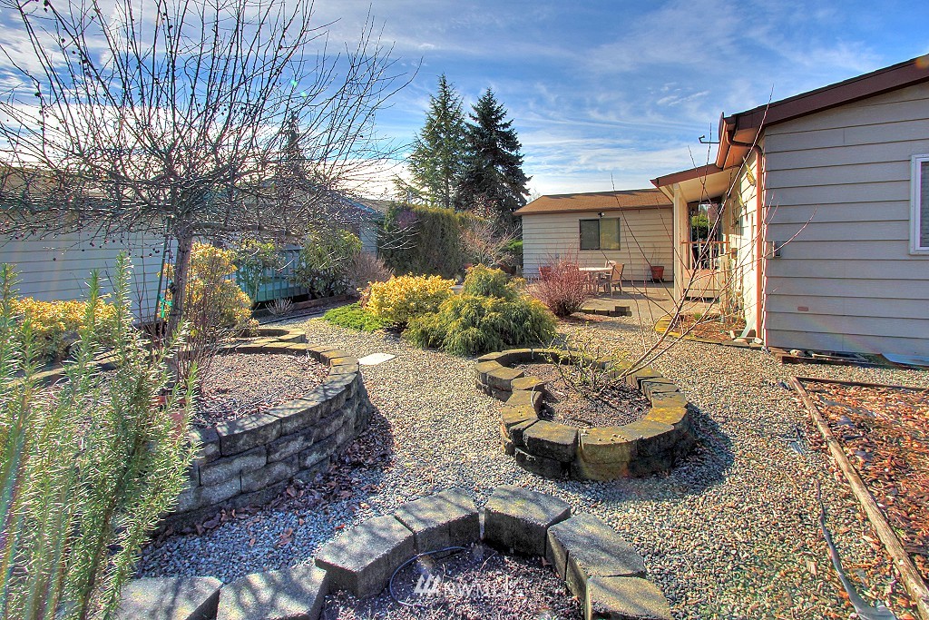 23631 Lake Drive East Bothell, WA 98021 - Photo 22 of 25 a view of a backyard with patio