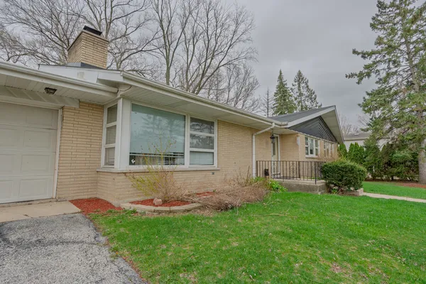 $545,000 | 6325 Keokuk Road, Indian Head Park, IL 60525