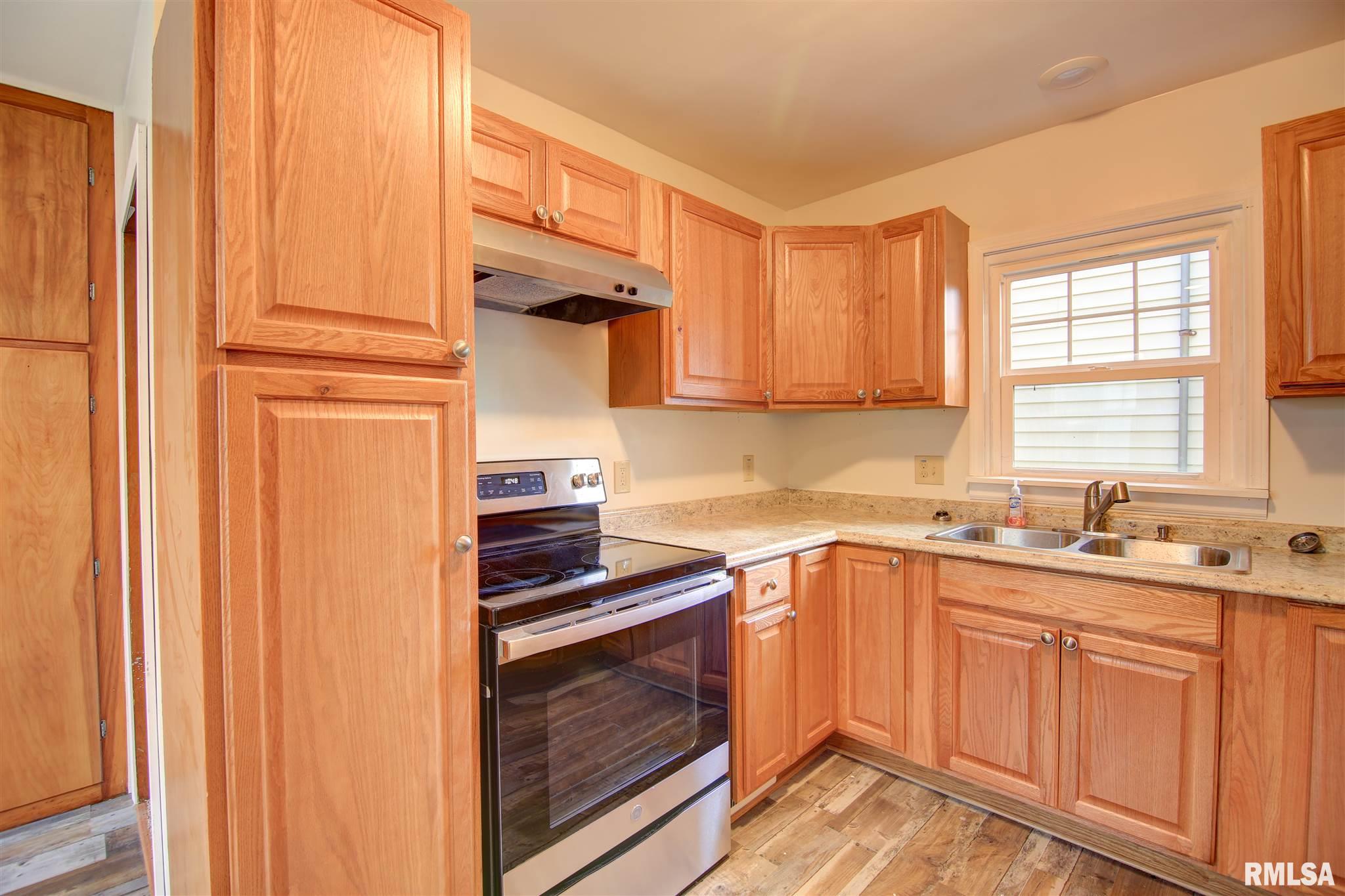 705 4th Avenue South Clinton, IA 52732 - Photo 4 of 11 Gallery Image 4