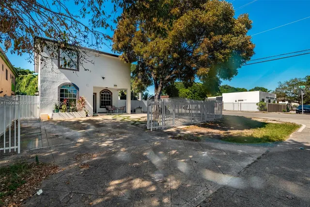 a view of a house with basketball court