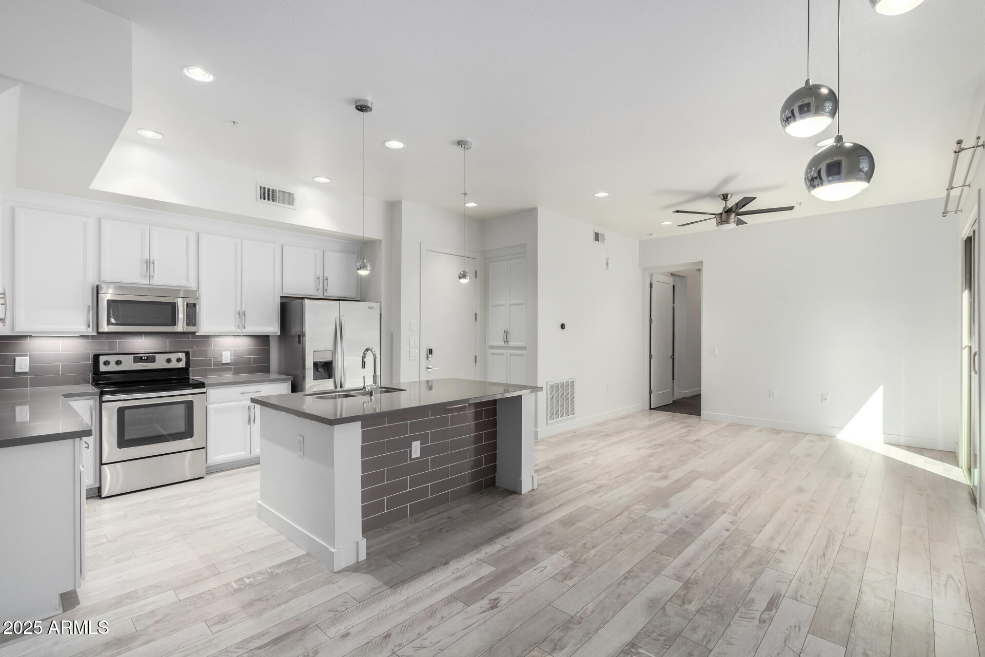 6565 East Thomas Road, Unit 1013 Scottsdale, AZ 85251 - Photo 4 of 26 4- Thomas