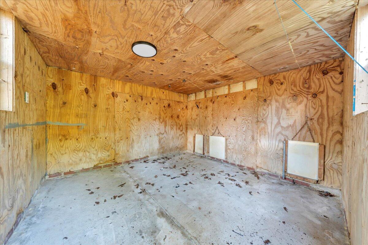 427 Farmington Road Hardy, VA 24101 - Photo 47 of 56 a view of a livingroom with a pathway