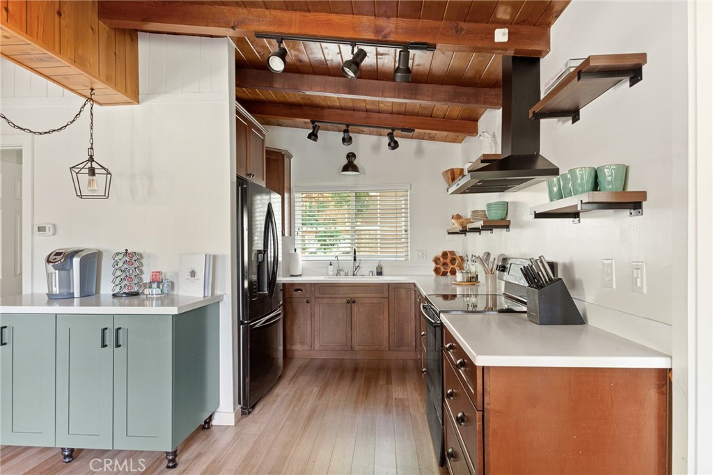 576 Kuffel Canyon Road Lake Arrowhead, CA 92352 - Photo 17 of 61 a kitchen that has a lot of cabinets in it