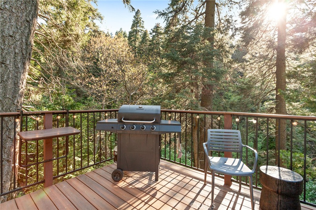 576 Kuffel Canyon Road Lake Arrowhead, CA 92352 - Photo 34 of 61 a balcony with wooden floor