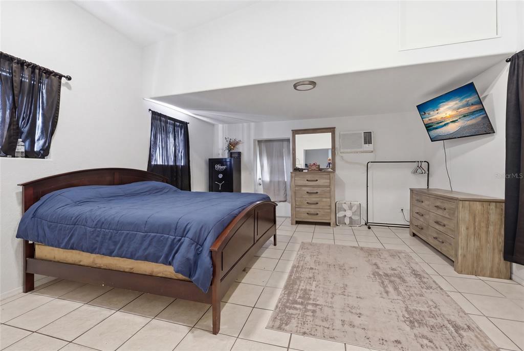 401 Southeast Falcon Road Branford, FL 32008 - Photo 34 of 76 a spacious bedroom with a bed and a dresser