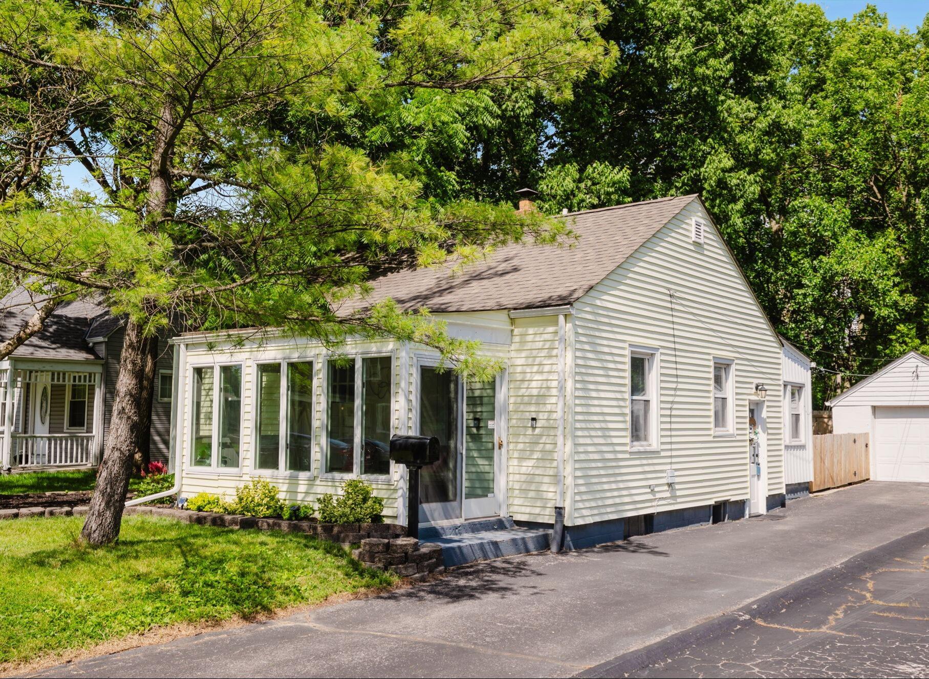 812 South Chesterfield Road Columbus, OH 43209 - Photo 1 of 40