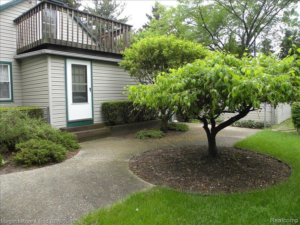 4181 Rural Street Waterford, MI 48329 - Photo 3 of 22 Private Entrance
