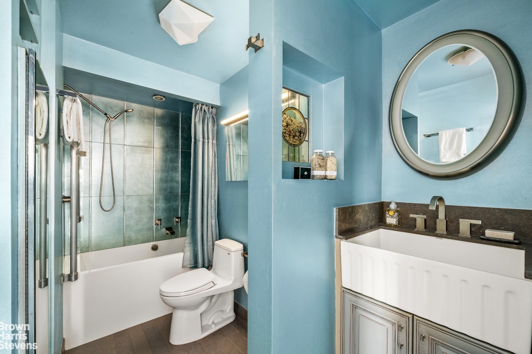 880 5th Avenue, Unit PHF Manhattan, NY 10021 - Photo 10 of 16 a bathroom with a toilet a sink and a bathtub