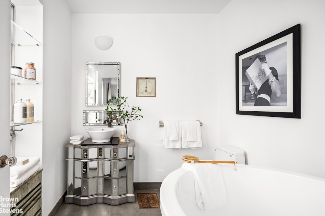 880 5th Avenue, Unit PHF Manhattan, NY 10021 - Photo 6 of 16 a dining room with table and chair