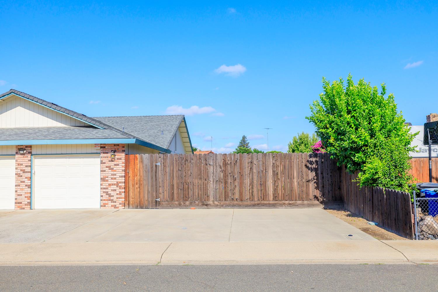 1647 Running Ceres, CA 95307 - Photo 4 of 55