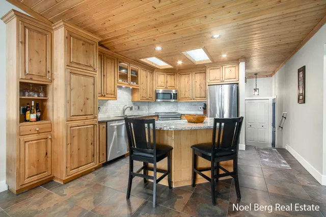 $429,900 | 606 Edgewater Court, Spring Lake, MI 49456