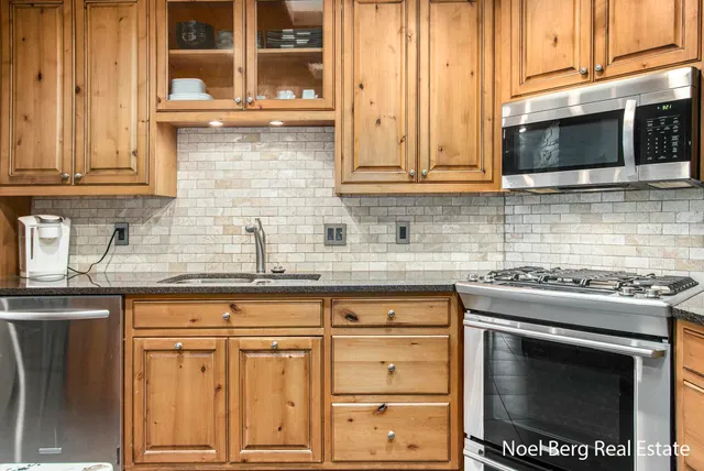 $429,900 | 606 Edgewater Court, Spring Lake, MI 49456