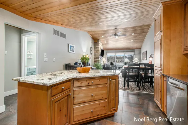 $429,900 | 606 Edgewater Court, Spring Lake, MI 49456