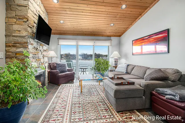 $429,900 | 606 Edgewater Court, Spring Lake, MI 49456