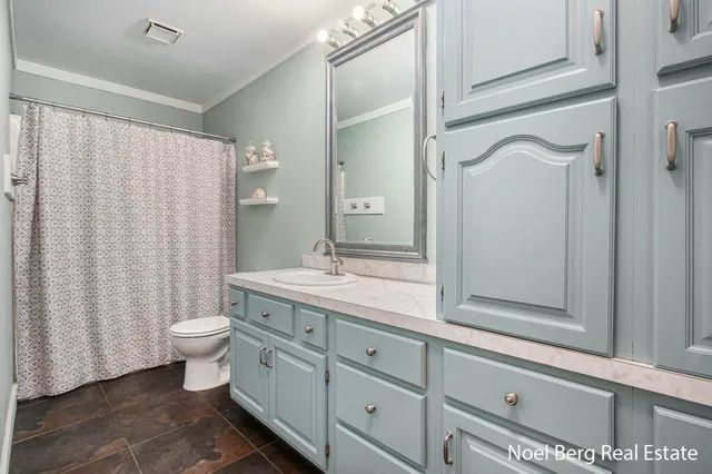 $429,900 | 606 Edgewater Court, Spring Lake, MI 49456