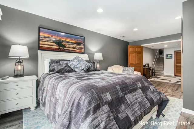 $429,900 | 606 Edgewater Court, Spring Lake, MI 49456