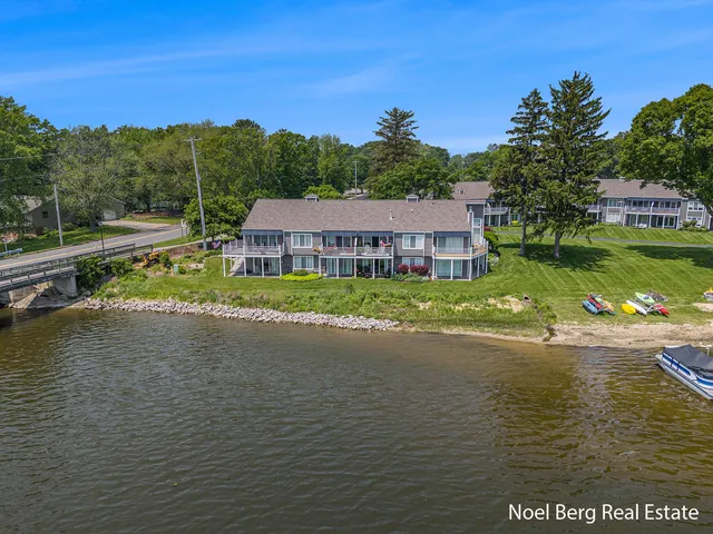 $429,900 | 606 Edgewater Court, Spring Lake, MI 49456