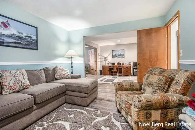 $429,900 | 606 Edgewater Court, Spring Lake, MI 49456