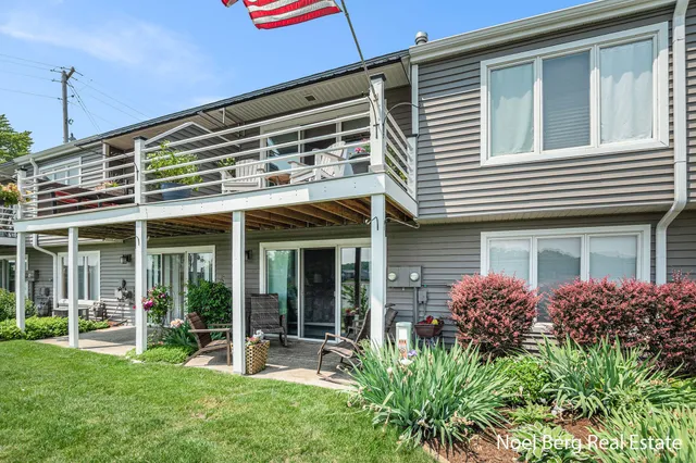 $429,900 | 606 Edgewater Court, Spring Lake, MI 49456