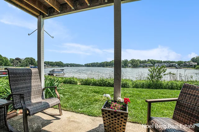 $429,900 | 606 Edgewater Court, Spring Lake, MI 49456