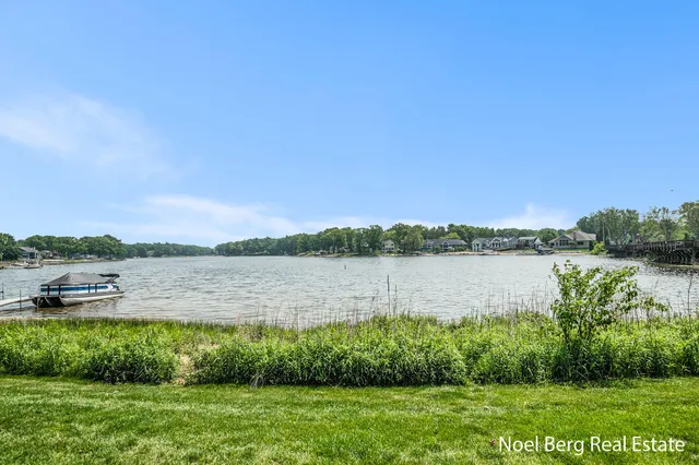 $429,900 | 606 Edgewater Court, Spring Lake, MI 49456