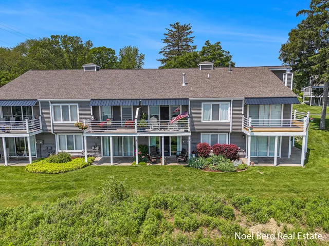 $429,900 | 606 Edgewater Court, Spring Lake, MI 49456