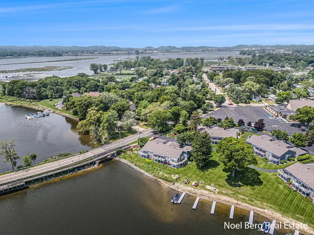 $429,900 | 606 Edgewater Court, Spring Lake, MI 49456