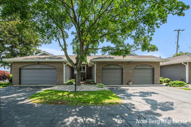 $429,900 | 606 Edgewater Court, Spring Lake, MI 49456